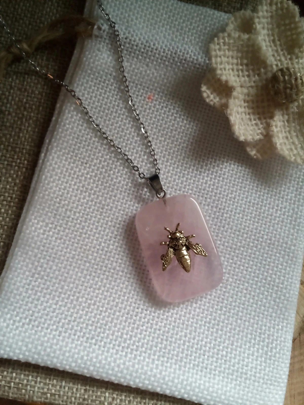 Collier pierre de quartz rose avec abeille – photo 2